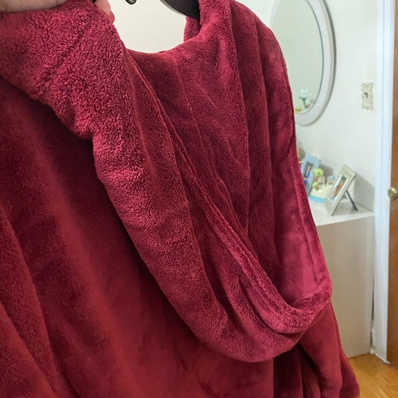 Women’s soft red robe - Picture 2 of 4